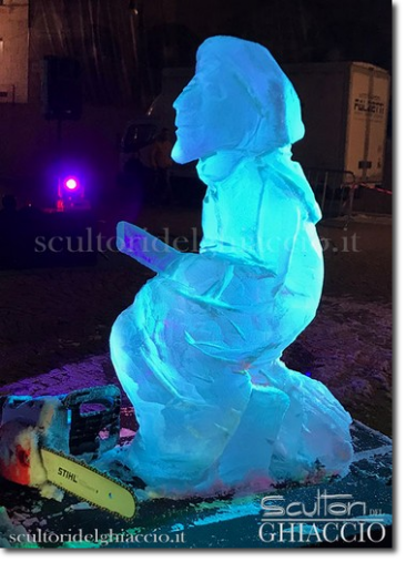 Statua di ghiaccio befana