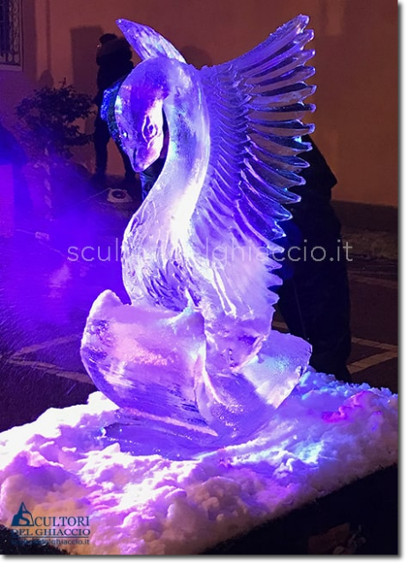 Scultura di ghiaccio in piazza Scultura di ghiaccio in piazza