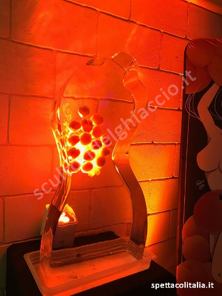 Sculture di ghiaccio con frutta albicocche Frutta nella scultura di ghiaccio