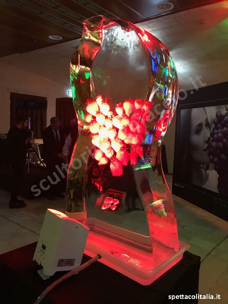 Sculture di ghiaccio con frutta e fragole Fragole nella scultura di ghiaccio