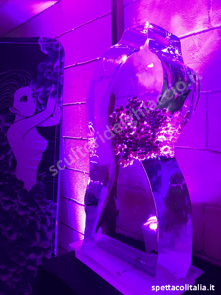 Scultura di ghiaccio con frutta uva nera Uva nera nel ghiaccio in expo