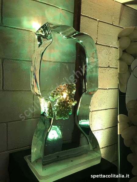 Sculture di ghiaccio con uva bianca Uva bianca expo nel ghiaccio