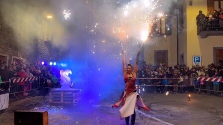 Spettacolo per piazze ghiaccio e fuoco Spettacolo per piazze ghiaccio e fuoco