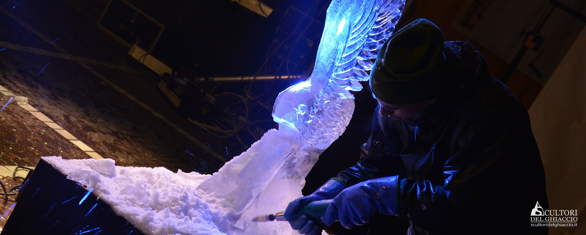 scultore del ghiaccio che lavora