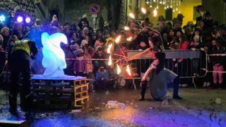 Spettacolo per eventi con il fuoco e ghiaccio Spettacolo per eventi con il fuoco e ghiaccio